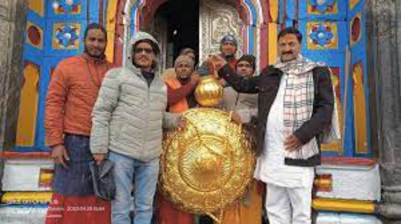 केदारनाथ मंदिर में एक दानीदाता ने सोने का छत्र व कलश चढ़ाया