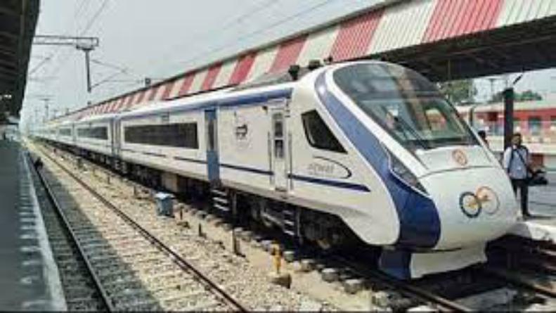 देहरादून रेलवे स्टेशन पहुंची वंदे भारत एक्सप्रेस ट्रेन