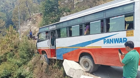 तेज रफ्तार बस पैरापिट तोड़कर हवा में झूलने लगी, बरातियों में मची चीख-पुकार