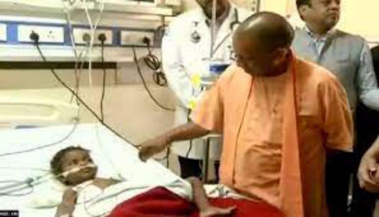 मुख्यमंत्री योगी आदित्यनाथ लखनऊ के ट्रॉमा सेंटर, फायरिंग के दौरान घायल हुई बच्ची से की मुलाकात