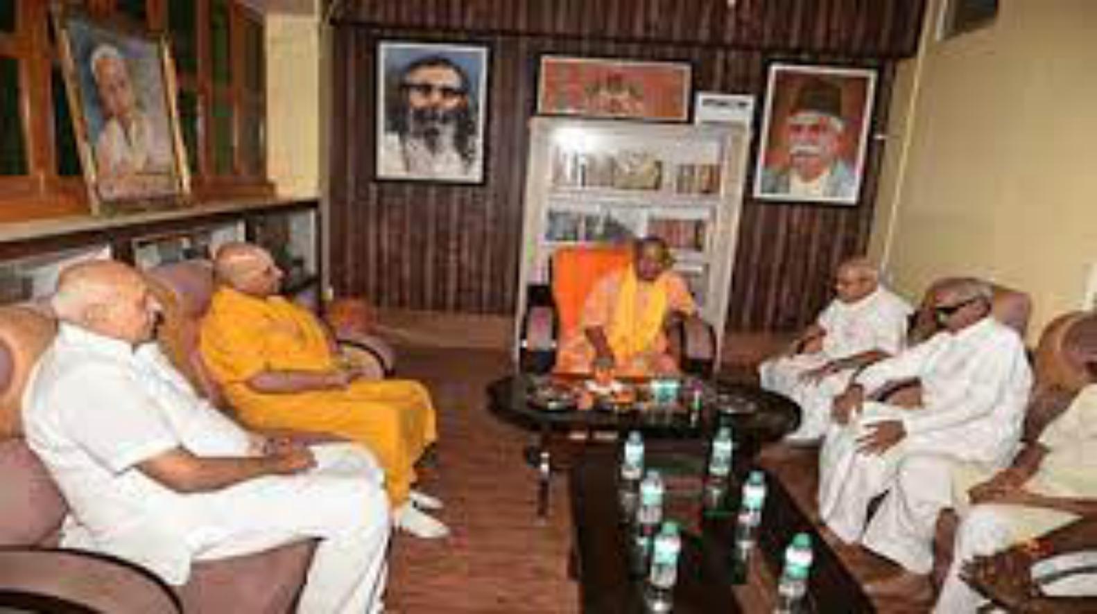सीएम योगी ने श्री राम जन्मभूमि ट्रस्ट के महासचिव चंपत राय से की मुलाकात