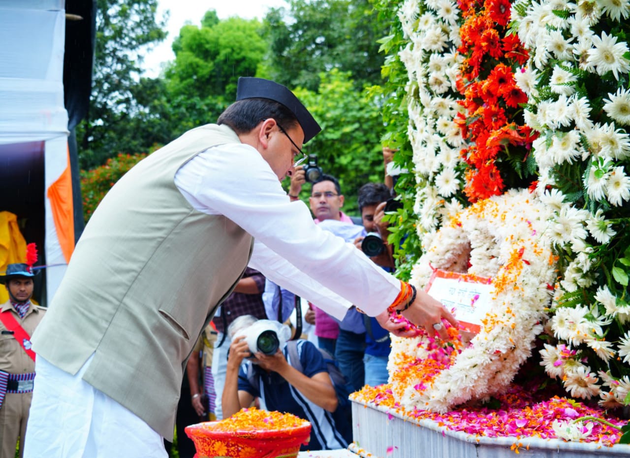 सीएम पुष्कर सिंह धामी ने वीर सपूतों को दी श्रद्धांजलि, भावुक हुए शहीदों के परिजन