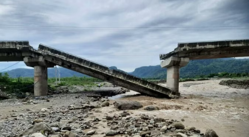 विभागों की खींचतान में टूट गया मालन नदी पर बना पुल, ऑडिट रिपोर्ट में पाया गया था असुरक्षित