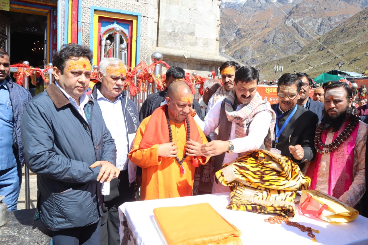 बदरीनाथ धाम दर्शन के पश्चात केदारनाथ धाम दर्शन को पहुंचे मुख्यमंत्री योगी आदित्यनाथ