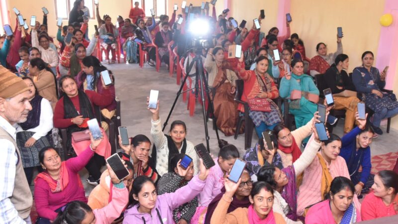 स्मार्टफोन शिक्षा पर निशुल्क प्रशिक्षण कार्यक्रम का ग्राम पंचायत आरकोट, चम्बा से शुभारंभ