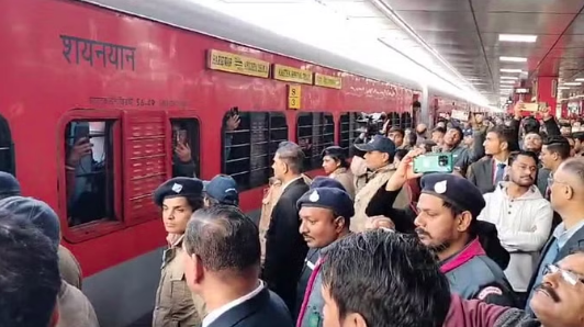 हरिद्वार से अयोध्या रवाना हुई पहली आस्था स्पेशल ट्रेन, करीब 1500 रामभक्त हुए रवाना