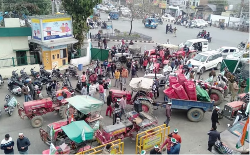 बकाया भुगतान को लेकर देहरादून की सड़कों पर दिखा किसानों का आक्रोश