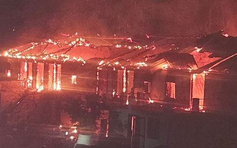 चंपावत में 14 मकान और तीन जानवर जले, 4 सिलिंडर फटने से बढ़ी आग