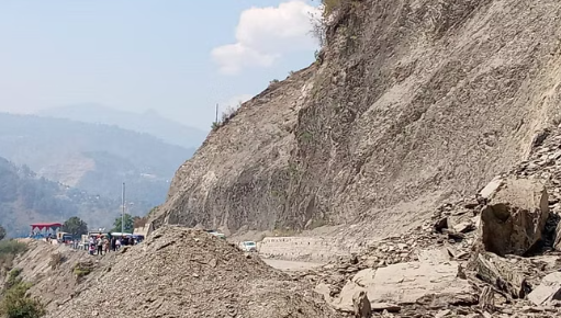 स्यांसू के समीप गंगोत्री हाईवे में पहाड़ी से गिरा भारी मलबा, यातायात बाधित