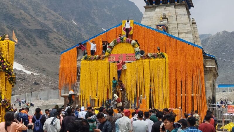 बाबा केदारनाथ की पंचमुखी डोली केदारनाथ धाम पहुंची, कल शुक्रवार प्रात: खुलेंगे श्री केदारनाथ धाम के कपाट