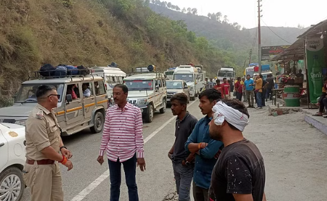 पुलिस ने श्रीनगर से रुद्रप्रयाग के बीच रोके वाहन