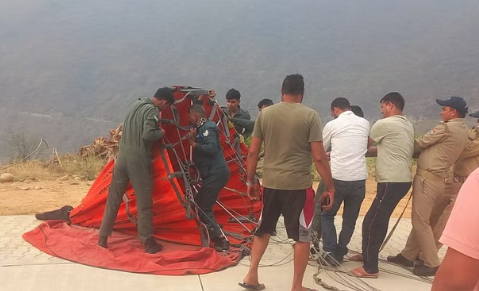 श्रीनगर में सुलगते जंगलों पर हेलीकॉप्टर से बरसाया पानी