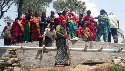 अल्मोड़ा में पानी की मांग को लेकर टंकी पर चढ़ी महिलाएं
