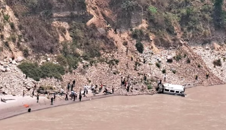 रुद्रप्रयाग में टेंपो ट्रेवलर अलकनंदा नदी में गिरा, 14 की मौत