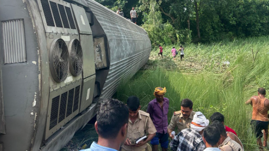 गोंडा में बड़ा रेल हादसा: चंडीगढ़-डिब्रूगढ़ ट्रेन पटरी से उतरी