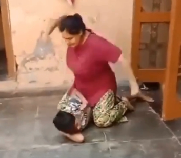 बेटे के ऊपर बैठकर मुक्कों से मारती माँ की सोशल मीडिया पर वीडियो वायरल