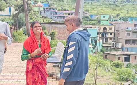 टिहरी के बूढ़ाकेदार क्षेत्र में उजड़े आशियाने, अपनों को देख रो पड़े लोग