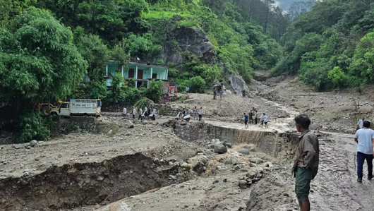 उत्तराखंड में टिहरी के नौताड़ तोक में फटा बादल, एक ही परिवार के तीन लोग मौत