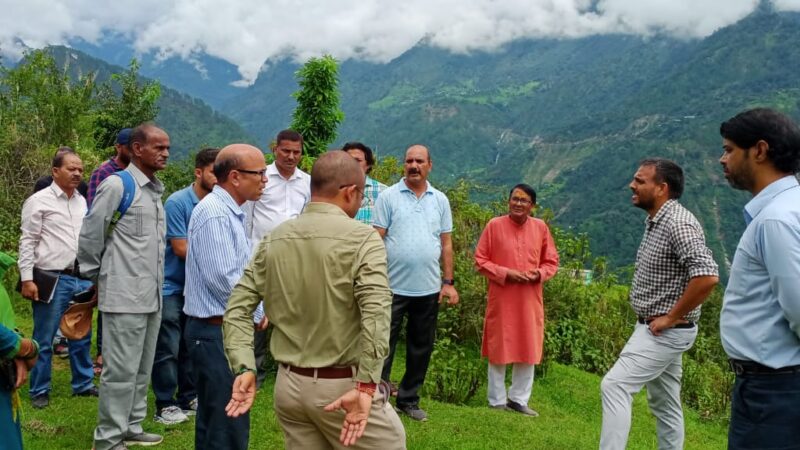 गुप्तकाशी में उप जिला अस्पताल निर्माण की तैयारी तेज, जिलाधिकारी ने किया भूमि का निरीक्षण