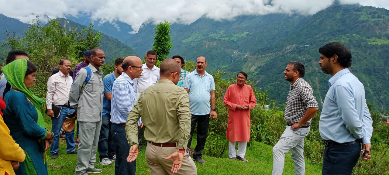 गुप्तकाशी में उप जिला अस्पताल निर्माण की तैयारी तेज, जिलाधिकारी ने किया भूमि का निरीक्षण