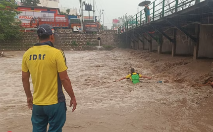 ऋषिकेश में भारी बारिश से चंद्रभागा नदी उफान पर, लड़का तेज बहाव में बहा