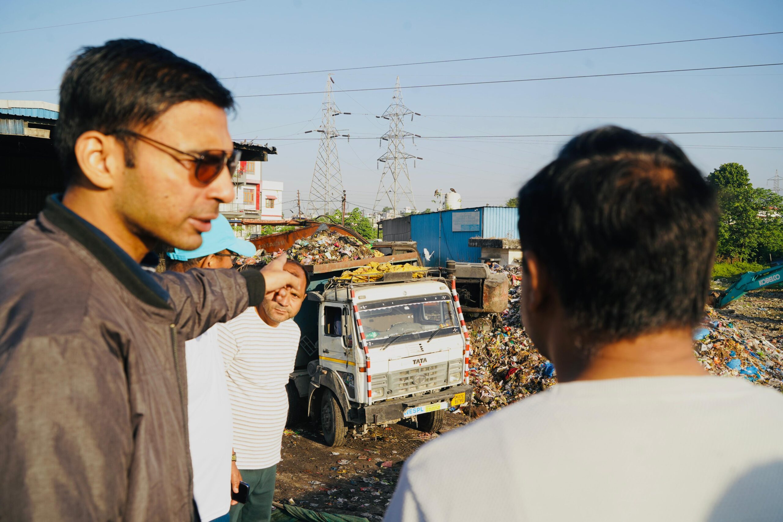 जिलाधिकारी का औचक निरीक्षण, कूड़ा प्रबंधन में लापरवाही पर कंपनियों पर लगा लाखों का जुर्माना