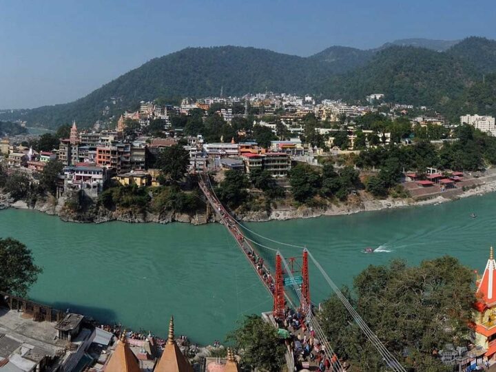 ऋषिकेश में बच्ची से छेड़छाड़ के आरोप पर हंगामा, कार सवार युवकों की पिटाई