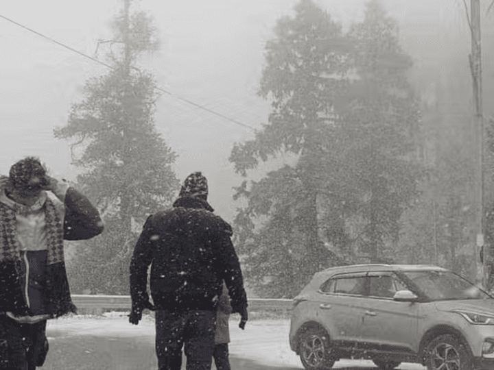 चकराता में अप्रैल में बर्फबारी, तापमान गिरने से फिर लौटी ठंड