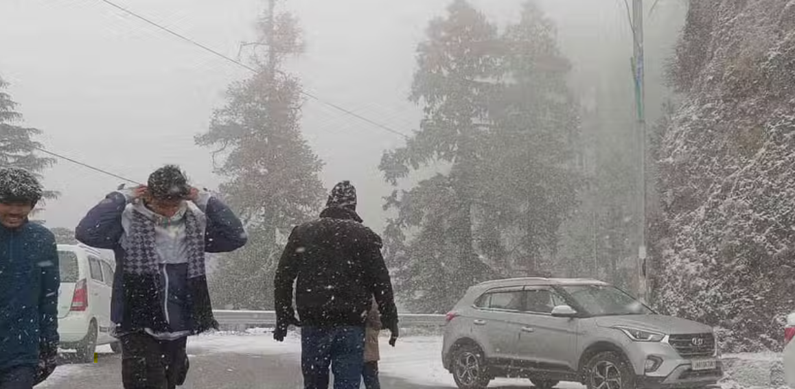 Weather: चकराता में सीजन की दूसरी बर्फबारी, यमुनोत्री धाम बर्फ की चादर में लिपटा