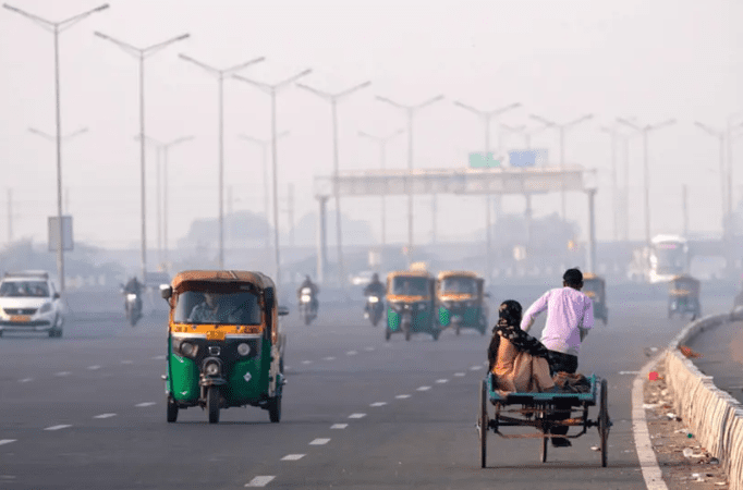 दिल्ली में शीतलहर का कहर, IMD का येलो अलर्ट, तापमान छह डिग्री के करीब