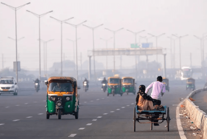 दिल्ली में शीतलहर का कहर, IMD का येलो अलर्ट, तापमान छह डिग्री के करीब