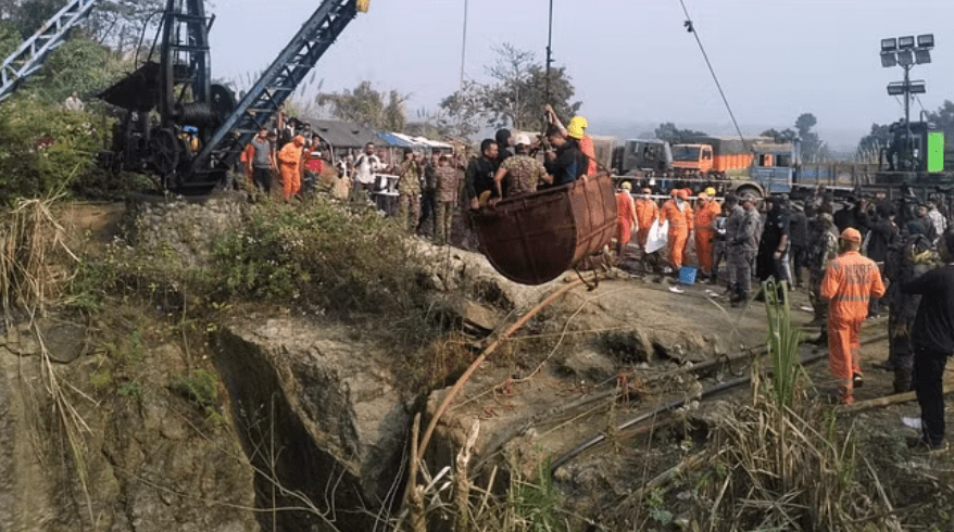 दीमा हसाओ कोयला खदान में शव बरामद, आठ श्रमिक अभी भी फंसे