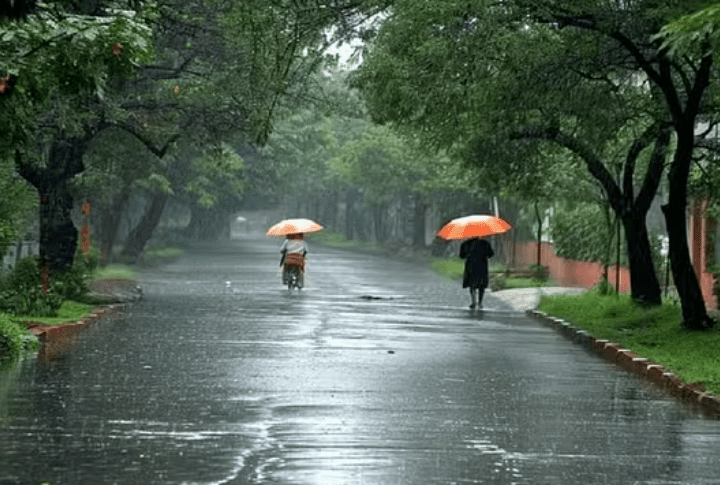 उत्तराखंड में बदला मौसम, देहरादून में बारिश और केदारनाथ में बर्फबारी