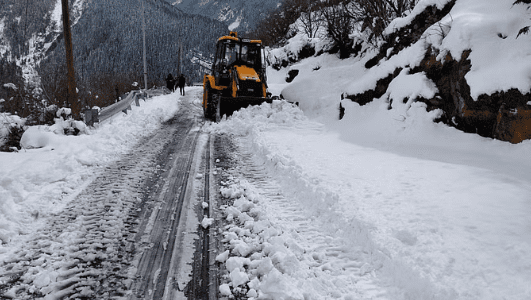 उत्तराखंड में बर्फबारी के बाद हाईवे बाधित, तीसरे दिन भी गंगोत्री हाईवे पर आवाजाही ठप