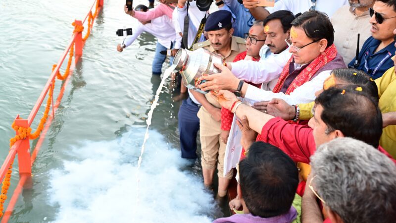 मुख्यमंत्री ने रुड़की में लक्ष्मीनारायण घाट पर की मां गंगा आरती का शुभारंभ