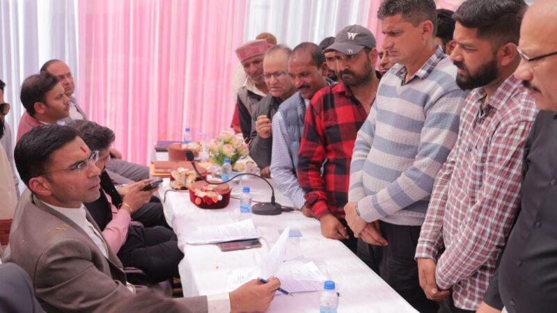 दूरस्थ त्यूनी क्षेत्र में सरकार जनता के द्वार कार्यक्रम के अंतर्गत बहुद्देशीय शिविर, 173 समस्याएं दर्ज, 596 से अधिक लोगों की स्वास्थ्य जांच