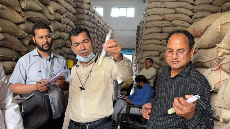 देहरादून खाद्य गोदाम में अनियमितताओं पर जिला प्रशासन की सख्त कार्रवाई, दूसरे दिन 12 लॉट के सैंपल फिर फेल