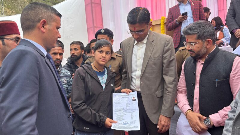 त्यूनी में बहुउद्देशीय शिविर: डीएम सविन बंसल ने एक बार फिर जरूरतमंदों को दी राहत