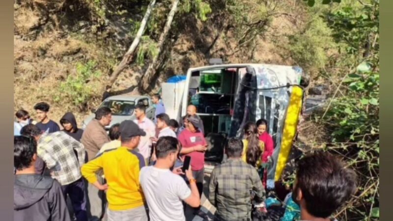 ब्रेक फेल, बस पलट गई – चालक शंकर नाथ की सूझबूझ ने बचाई 30 यात्रियों की जान