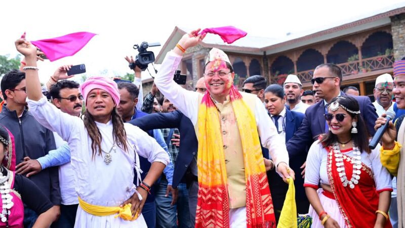 अबीर-गुलाल संग सजी उत्तराखंड की लोक संस्कृति, सीएम आवास में मनाया गया होली महोत्सव