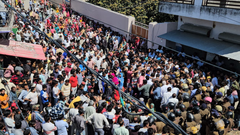 हरिद्वार: जट बहादरपुर में युवक की हत्या के बाद तनाव, भीम आर्मी और ग्रामीणों ने शव के साथ किया प्रदर्शन