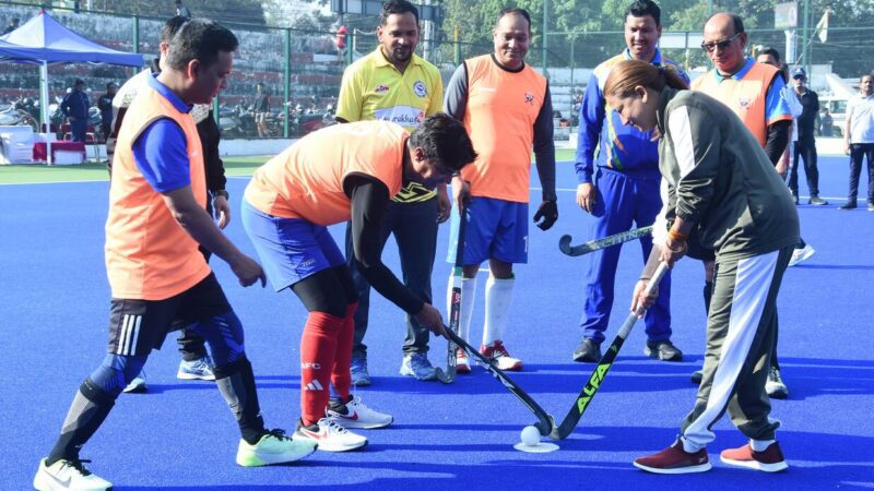 अंतरराष्ट्रीय खेल दिवस पर मंत्री रेखा आर्या ने खिलाड़ियों संग मैच खेलकर बढ़ाया मनोबल