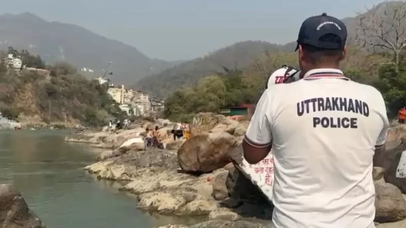 ऋषिकेश में पर्यटकों के लिए कई गंगा घाटों पर प्रतिबंध, पुलिस ने लगाई रोक