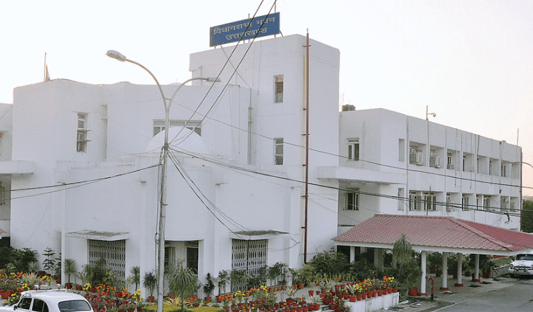 उत्तराखंड विधानसभा भवन में लगी आग, शॉर्ट सर्किट की आशंका