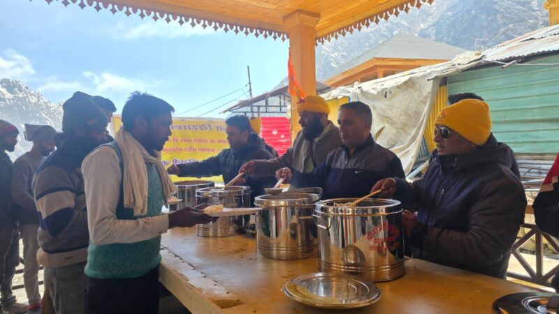 केदारनाथ धाम में गोपेश्वर  के व्यापारियों की संस्था ‘श्री राम बिखुजी’ ने शुरू किया भंडारा, दो हजार श्रद्धालुओं ने लिया प्रसाद