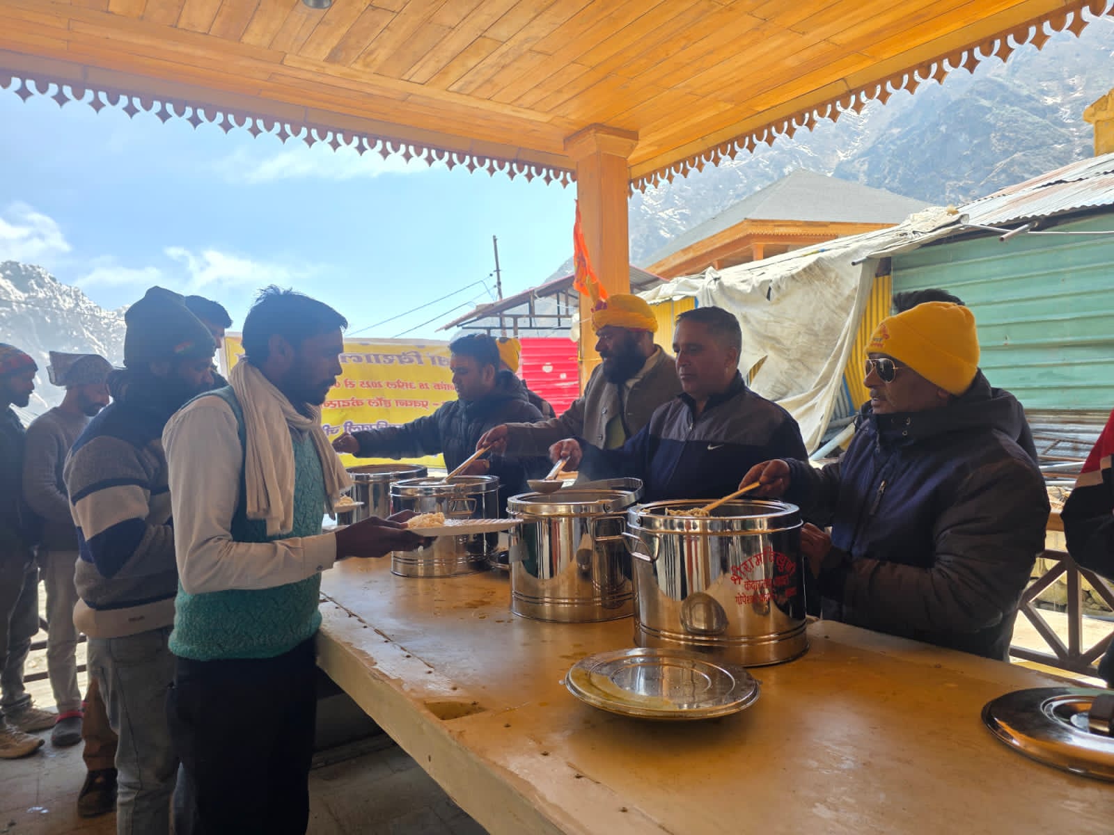 केदारनाथ धाम में गोपेश्वर के व्यापारियों की संस्था ‘श्री राम बिखुजी’ ने शुरू किया भंडारा, दो हजार श्रद्धालुओं ने लिया प्रसाद