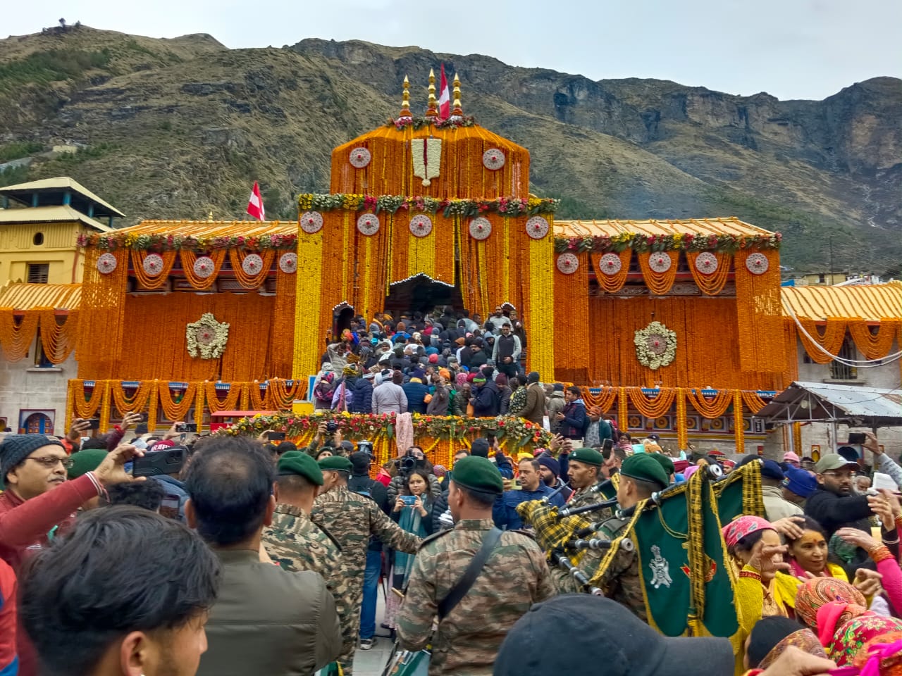 जय बदरीविशाल के जयघोष के साथ खुले श्री बदरीनाथ धाम के कपाट, 15 हजार से अधिक श्रद्धालु रहे उपस्थित