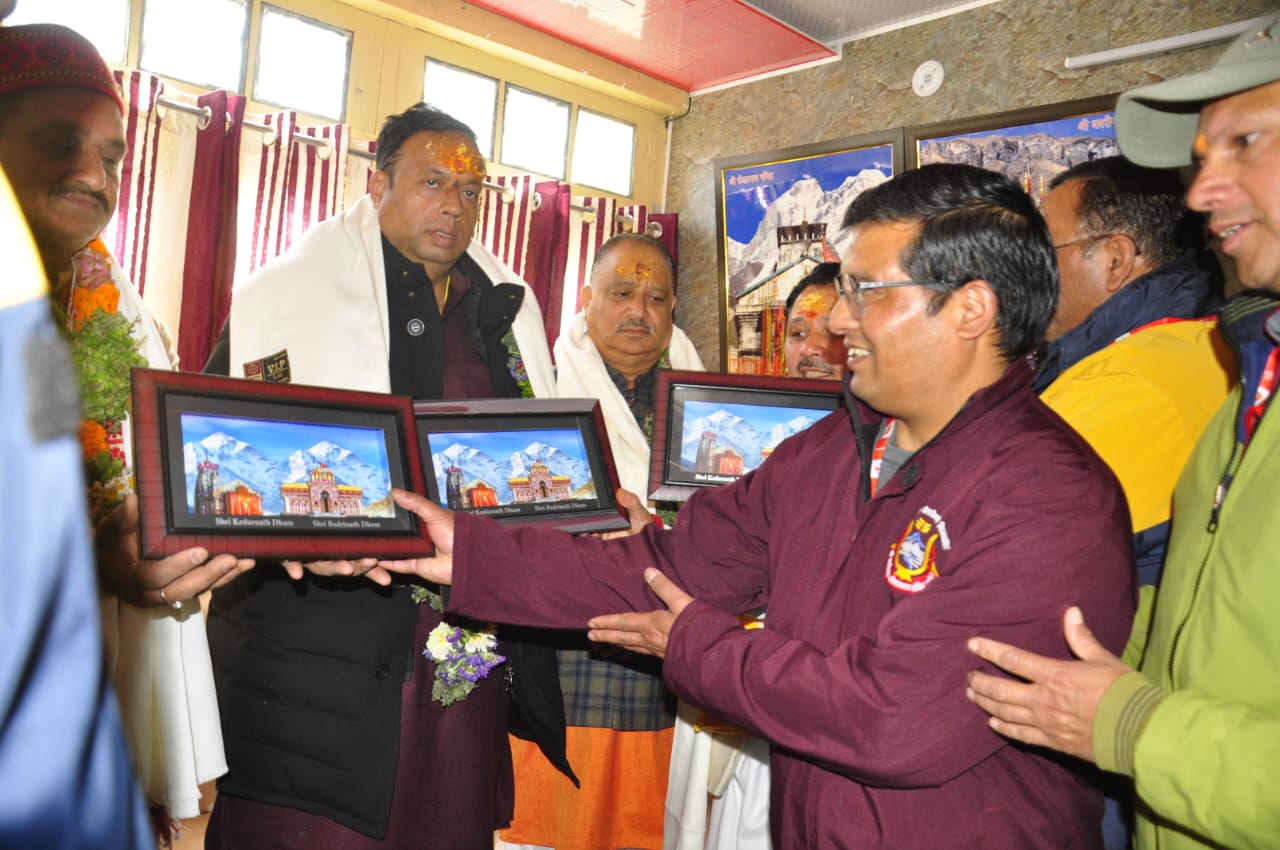 बदरीनाथ धाम में बीकेटीसी अध्यक्ष ने किए दर्शन, पुष्कर कुंभ और व्यवस्थाओं का लिया जायजा