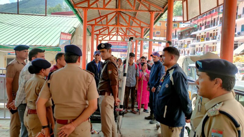 केदारनाथ धाम यात्रा पर एडीजी का निरीक्षण: सुरक्षा से लेकर शटल व्यवस्था तक हर बिंदु पर दिए निर्देश