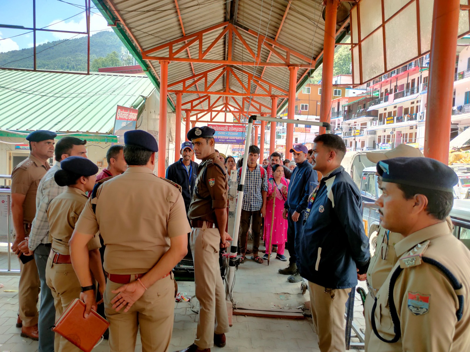 केदारनाथ धाम यात्रा पर एडीजी का निरीक्षण: सुरक्षा से लेकर शटल व्यवस्था तक हर बिंदु पर दिए निर्देश